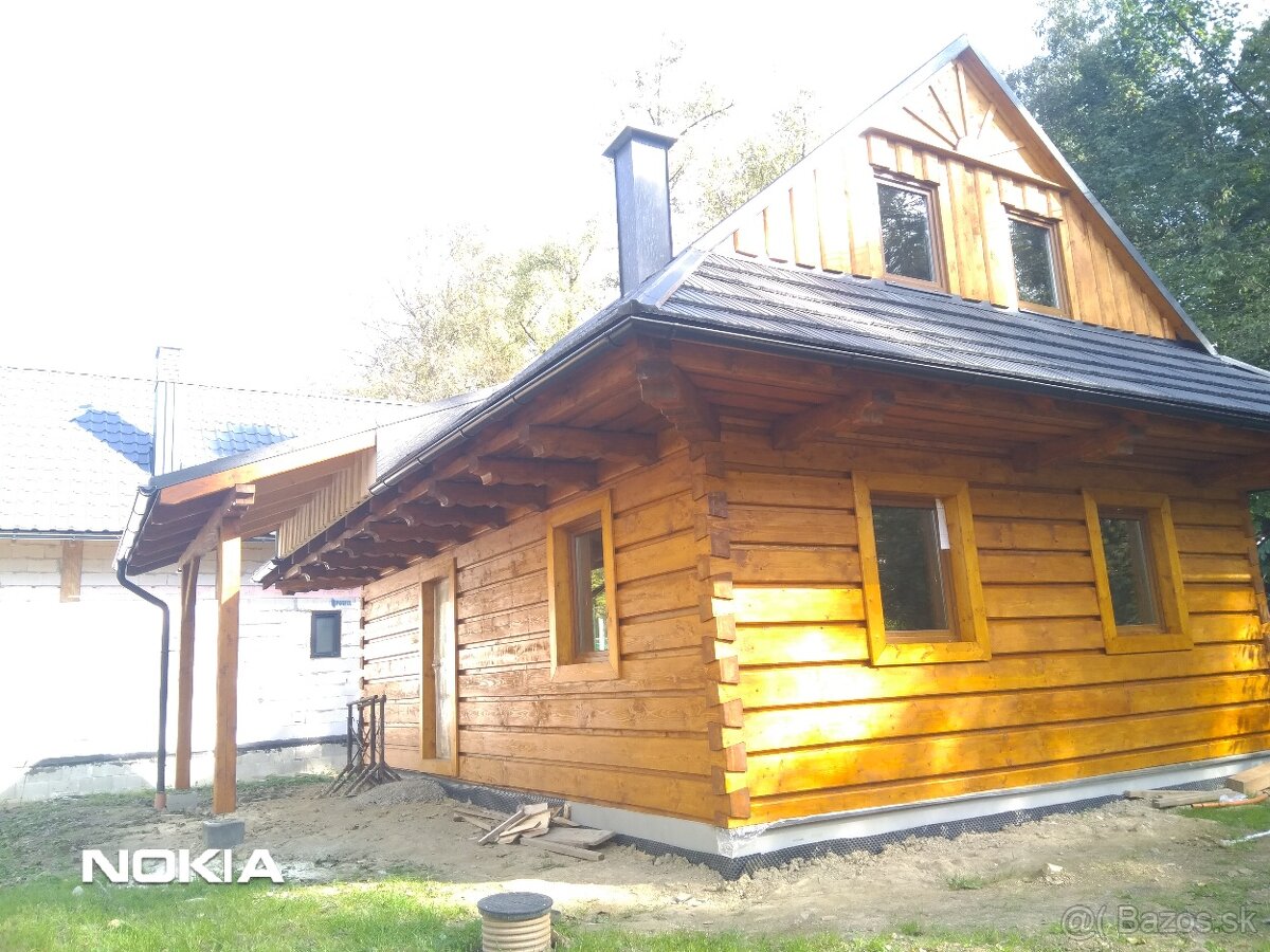 Stavba drevenice z masívneho dreva