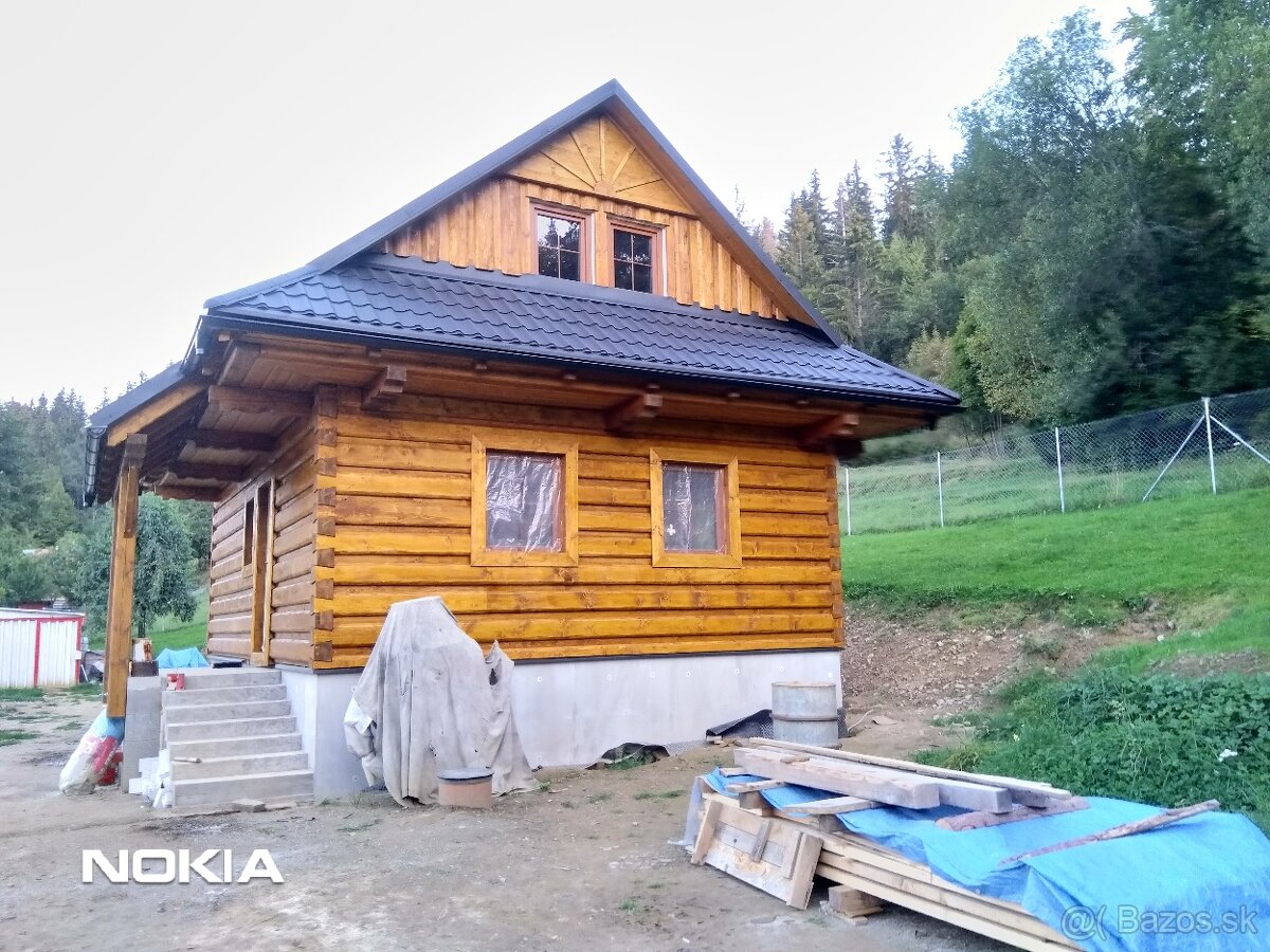 Hrubá stavba dreveného domu so základmi